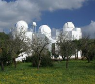 <strong>Alcanza las estrellas con tu coche de alquiler desde Mallorca</strong>: Inaugurado en 1991, el Observatorio de Costitx es el <strong>observatorio astronómico más oriental de España.</strong> Durante estos más de 20 años de investigación este observatorio <strong>ha descubierto diversos asteroides y cometas.</strong> Pero además de las tareas científicas, el observatorio de Costitx se dedica a la difusión de la Astronomía. Las <strong>visitas guiadas</strong> sólo tienen lugar con <strong>inscripción previa</strong>. En ellas se asiste a una proyección audiovisual que explica el Big Bang y se visita la <strong>espectacular sala donde se encuentran 10 telescopios gigantes</strong>.